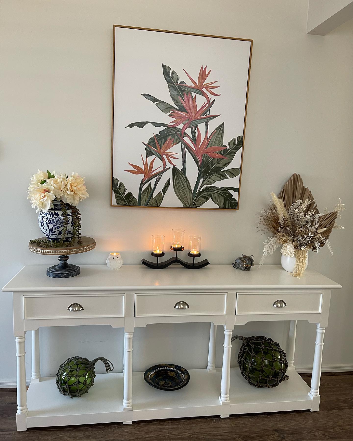 It’s true what they say! “First impressions count!” #entryway #entrywaydecor #entrywaytable #decor #