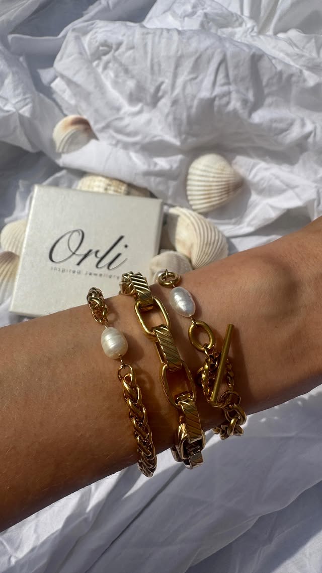 Creating my summer bracelet stack 👑☁️

Pearls and chunky gold = my summer vibe always

#braceletsta