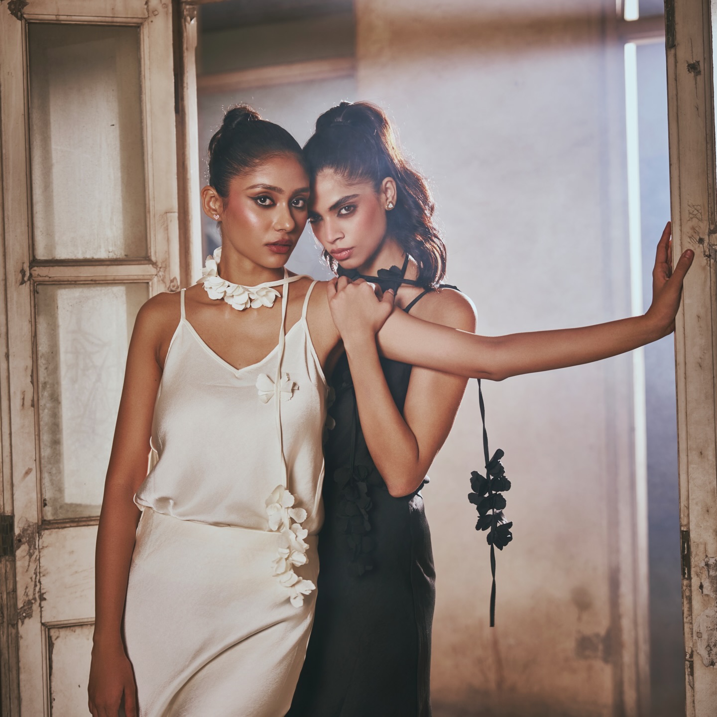 Chiselled silhouettes, quiet confidence, and details that demand a second look ✨

@taradaswani bring