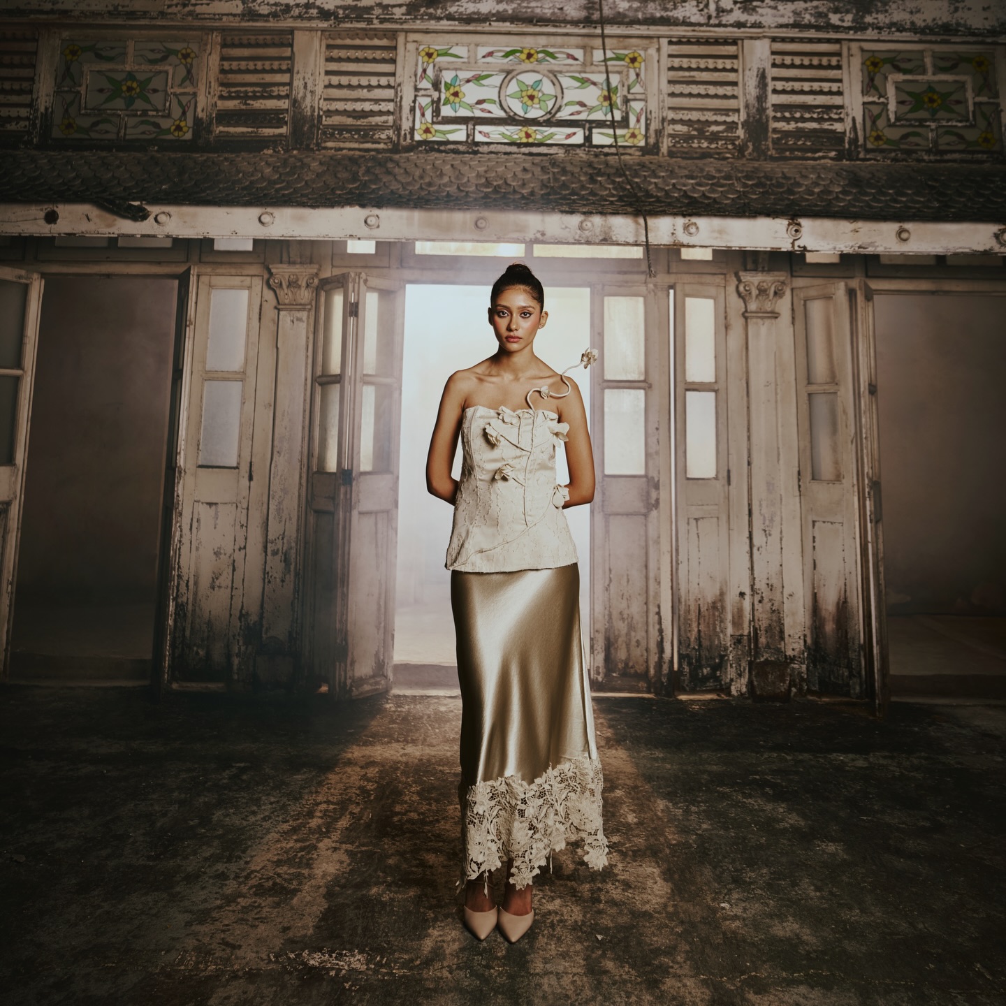 Refined, resolute, and effortlessly striking, this look holds its own 🫶🏻

@taradaswani takes charg