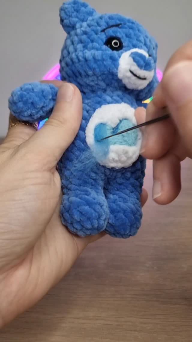 Pour Noël, on m'a commandé un petit bisounours bleu avec un petit nuage sur son petit bidou (Oui, ça