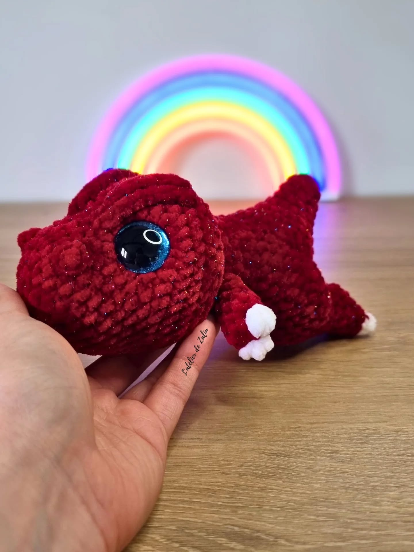 🦖 Rawr ! 

Le t-rex le plus mignon que vous avez vu aujourd'hui ! 
Réalisé avec de la laine paillet