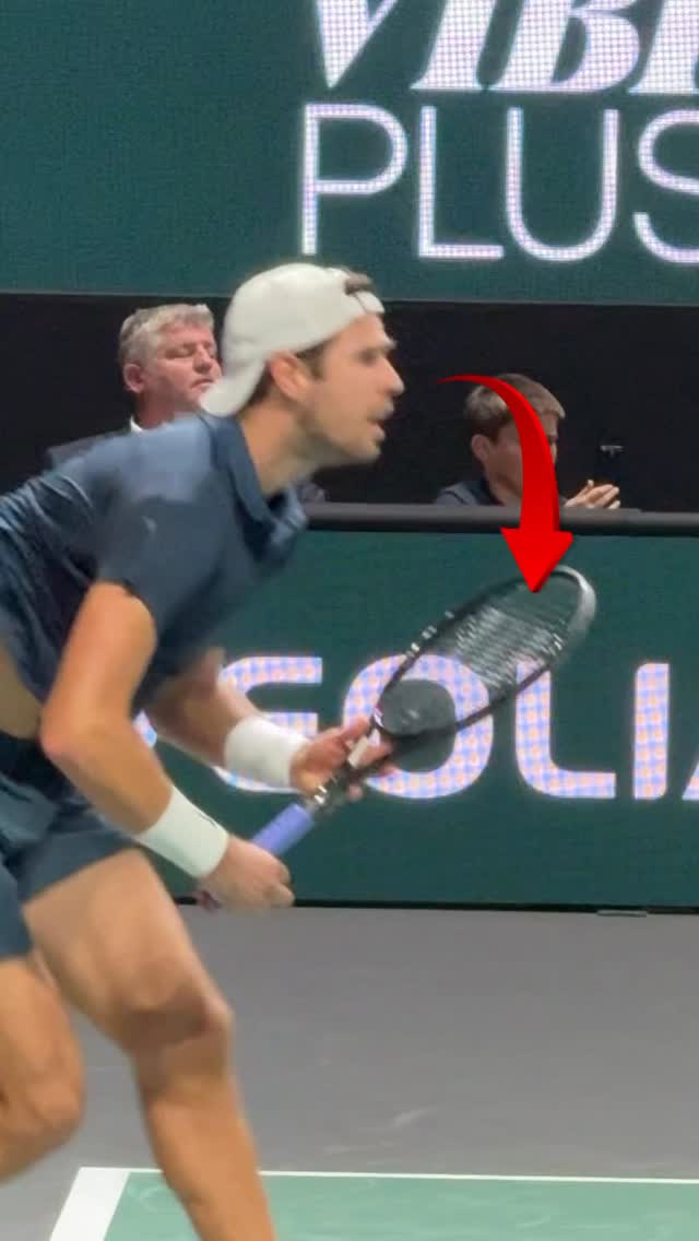 Quelle est cette raquette toute noire de Khachanov ? 👇

Lors du dernier Rolex Paris Masters on a re