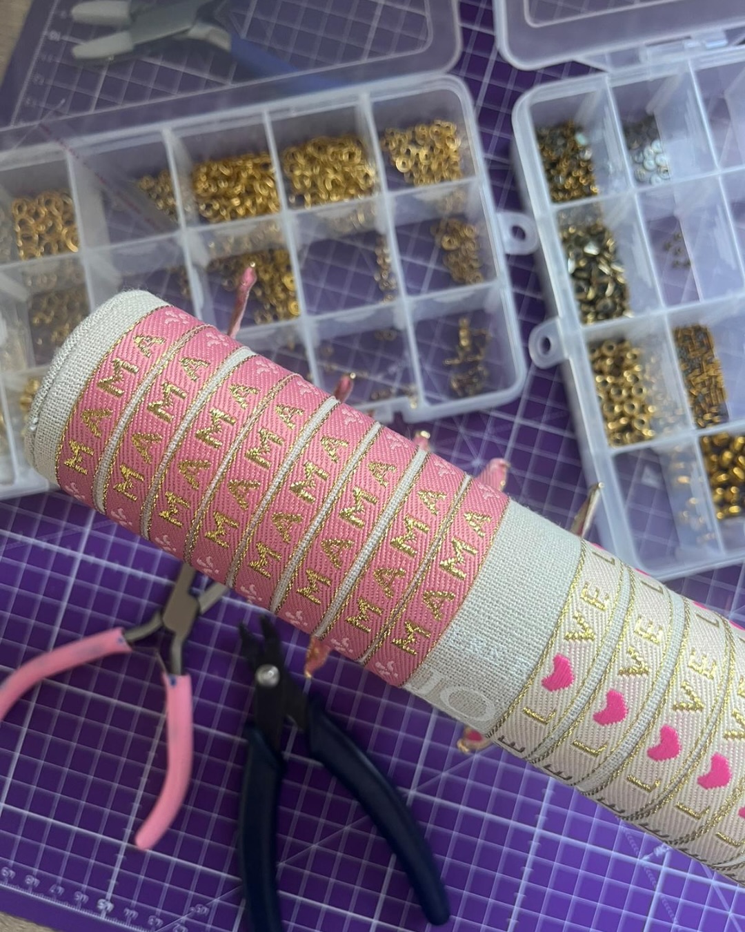 MADE WITH 💖 

🇫🇷Accessoires imaginés et créés à deux pas de Nantes
🎁 -10% sur votre 1re commande