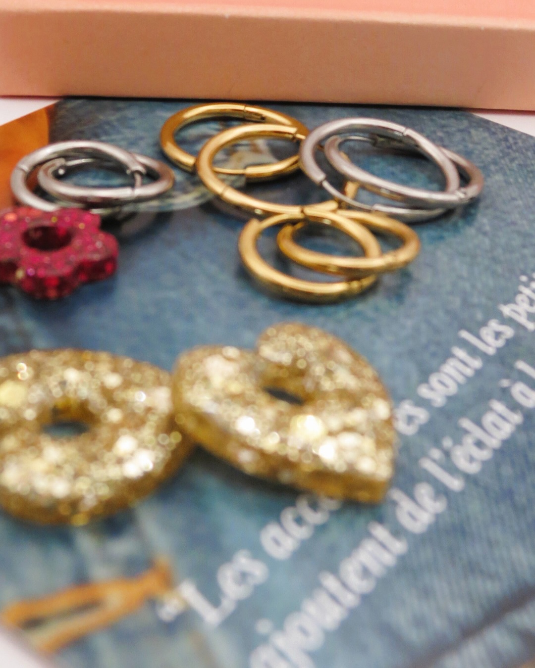 MADE WITH 💖 

🇫🇷 Accessoires imaginés et créés à deux pas de Nantes 
🎁 -10 % sur votre 1re comma