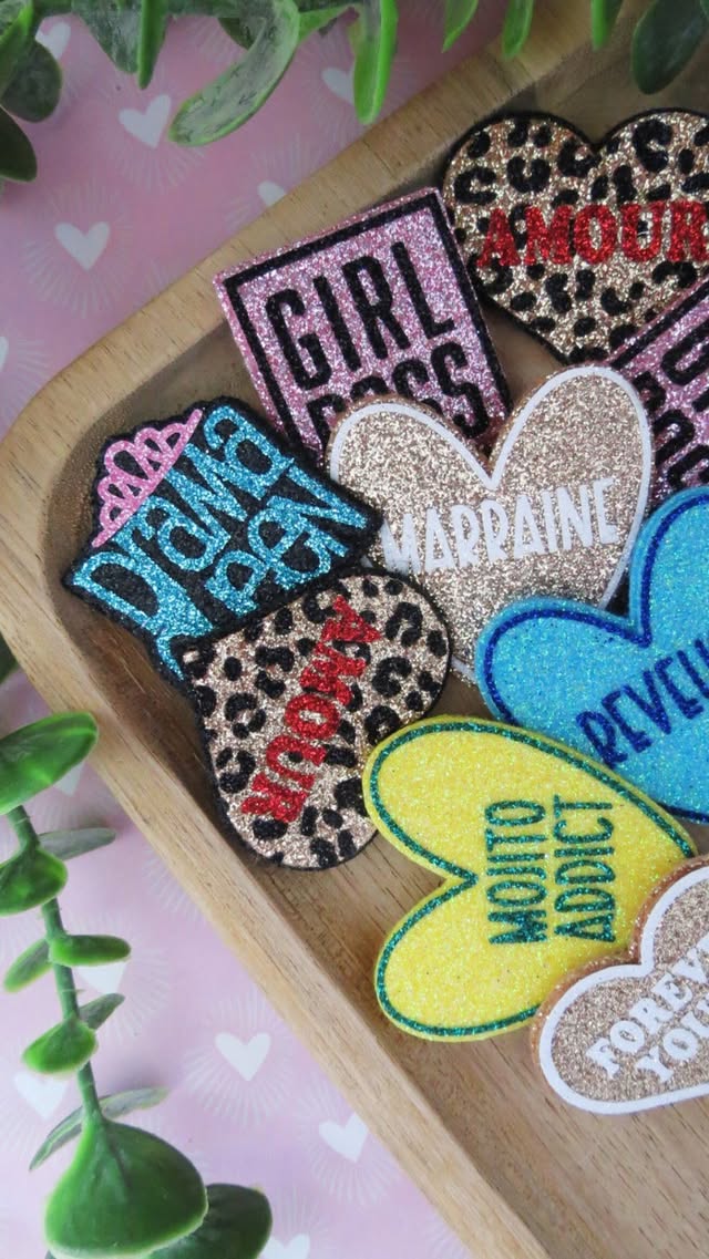 Dis-le en broche ✨ unique, pailletée et décalée.
Une pour ta mère, ta sœur, ta BFF, ta grand-mère, t