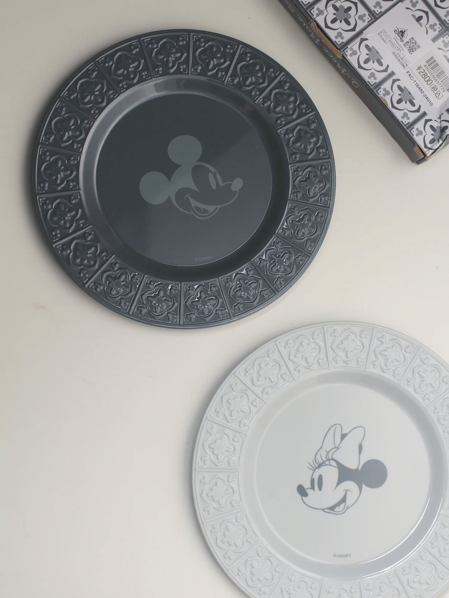 Set จานเมลามีน 2 ใบลาย #mickeyminnie \nสวยมากกก ใหม่พร้อมกล่องยังไม่ผ่านการใช้งานนะคะ\nราคา 590฿