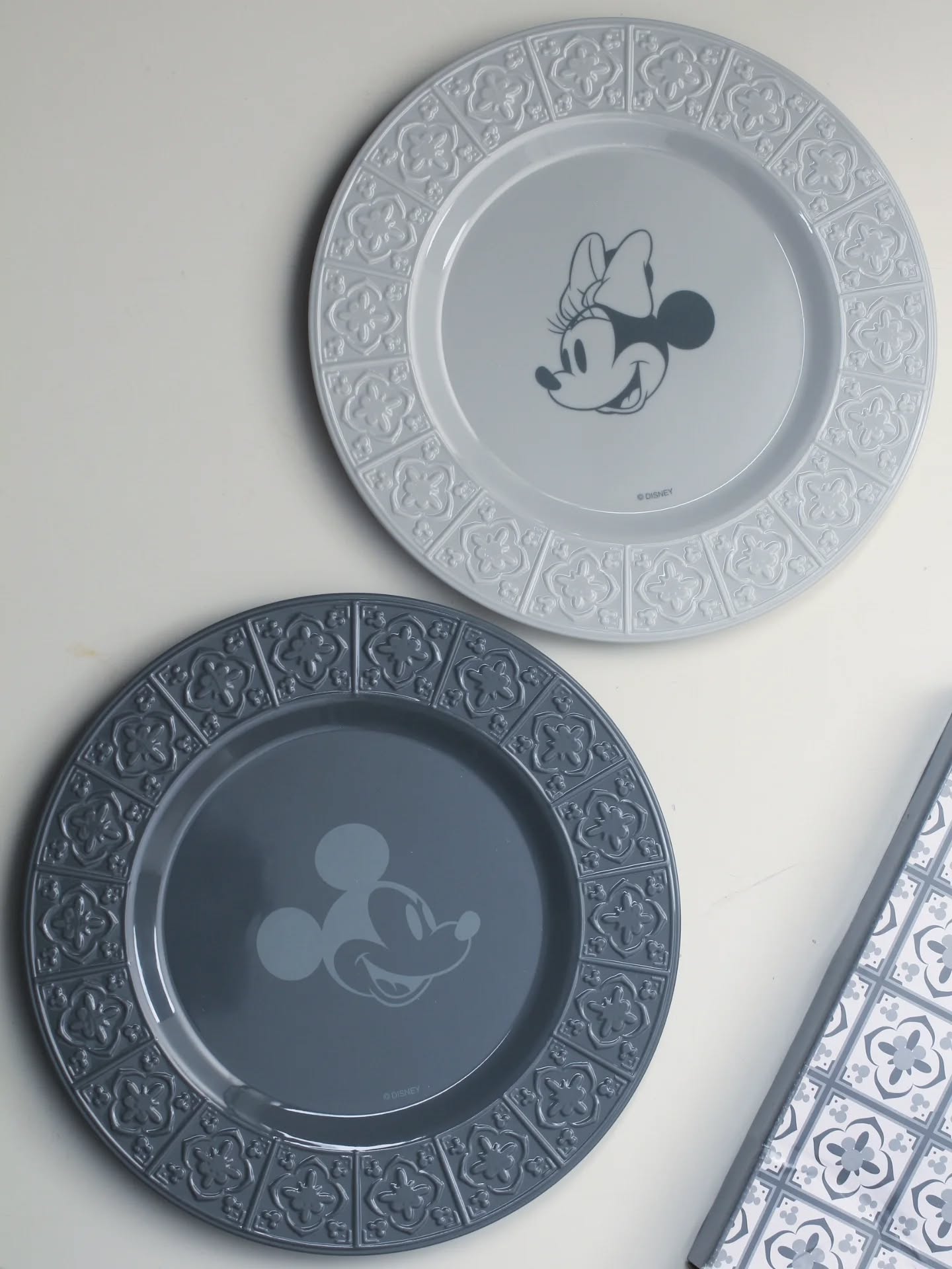 Set จานเมลามีน 2 ใบลาย #mickeyminnie \nสวยมากกก ใหม่พร้อมกล่องยังไม่ผ่านการใช้งานนะคะ\nราคา 590฿
