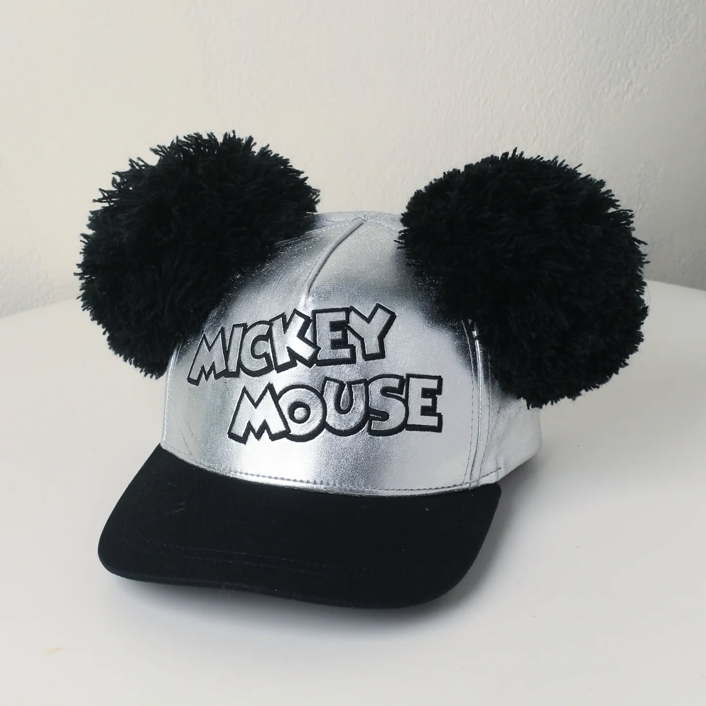 หมวกมิกกี้เมาส์ #mickeymouse \nสีเงินวิบวับสวยมากก\nมีรอยข่วนเบาๆใต้ตัว i ตามภาพที่2\nBy #tokyodisne