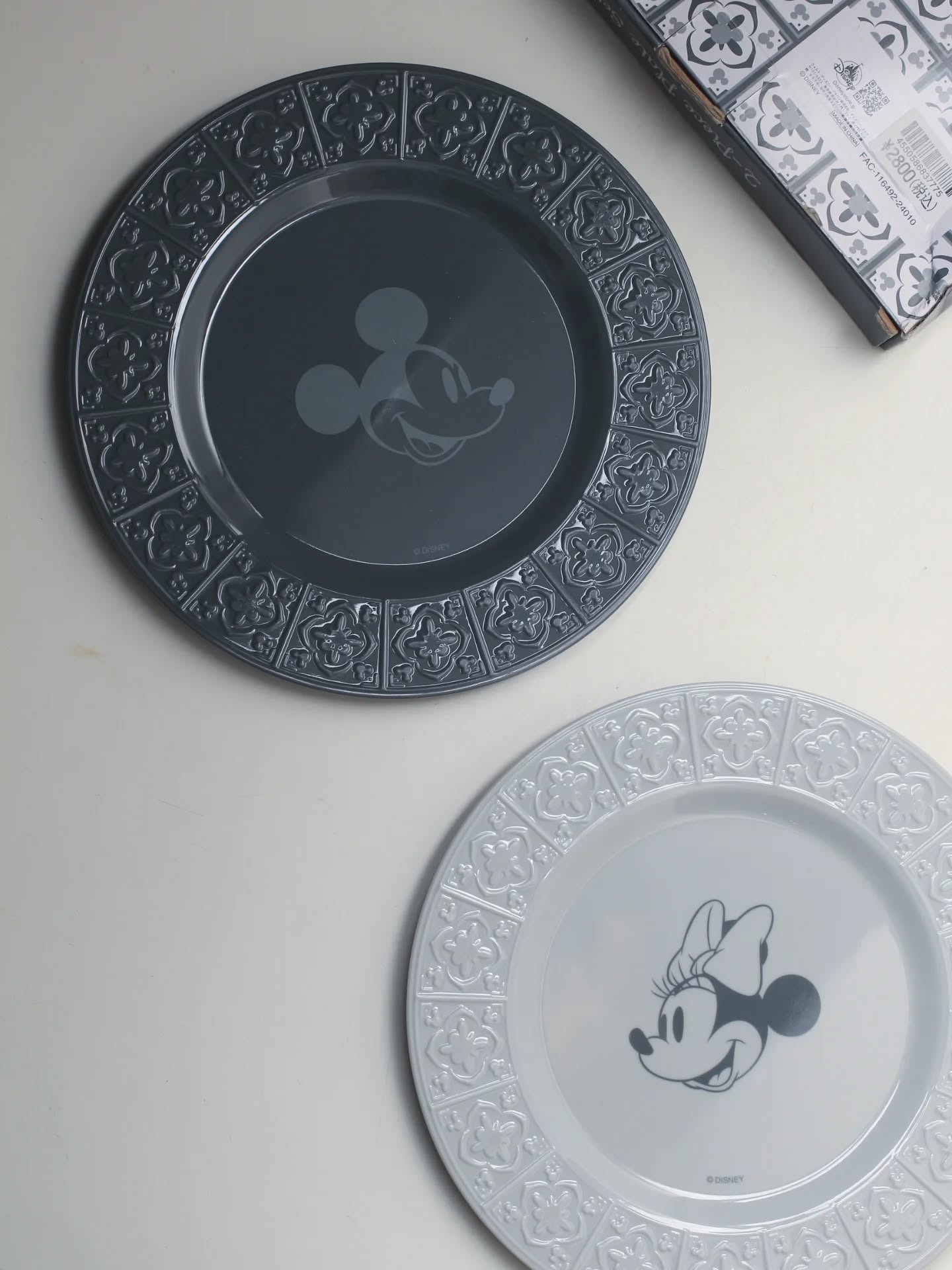 Set จานเมลามีน 2 ใบลาย #mickeyminnie \nสวยมากกก ใหม่พร้อมกล่องยังไม่ผ่านการใช้งานนะคะ\nราคา 590฿