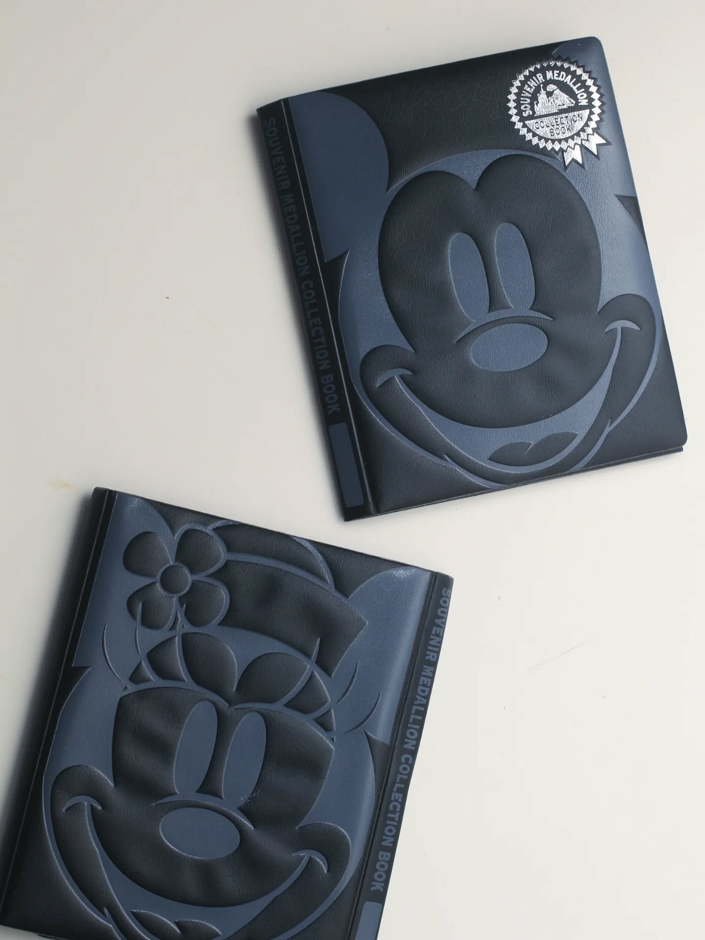 สมุดเก็บเหรียญ by #tokyodisneyresort \nIn stock 2 เล่ม\nลัคกี้แถมเหรียญให้เล่มละ 15 เหรียญ🏅น๊าา\nรา