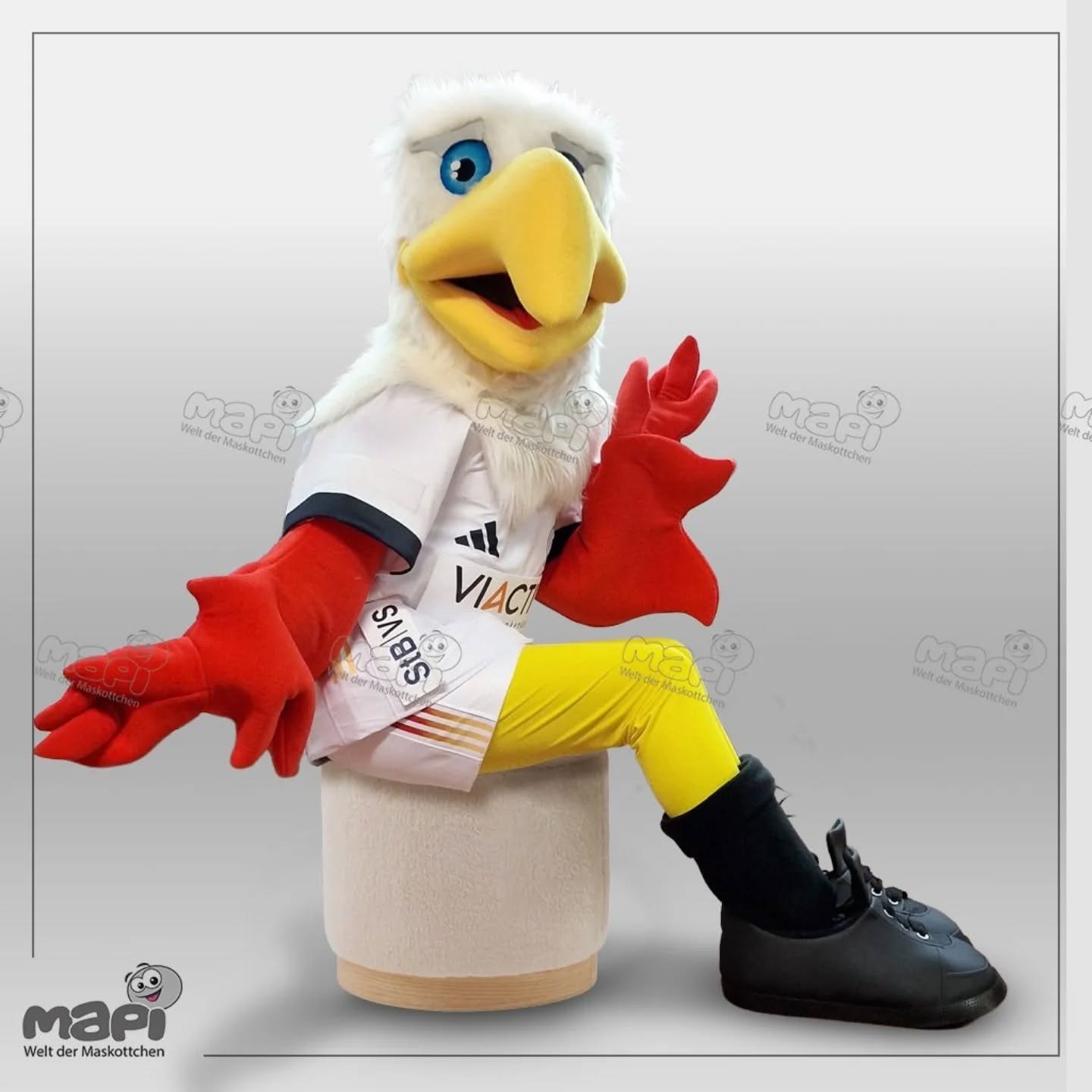 Aggi, das Maskottchen des Deutschen Hockey-Bundes, wurde in unserem Atelier als Schlenzis Freundin k